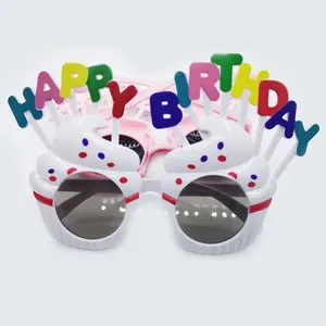 Détail de lunettes de fête cupcake blanches avec décor de lettres Happy Birthday