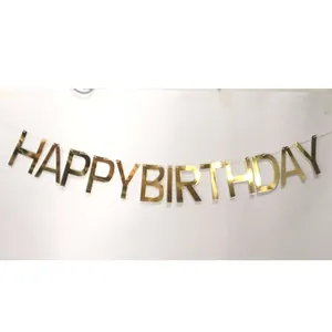 Gold glänzendes HAPPY BIRTHDAY Banner an einer weißen Wand für Geburtstagsdeko