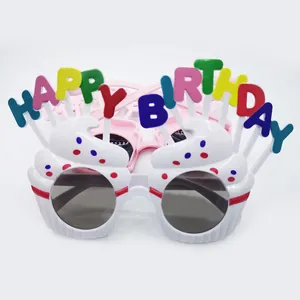 Lunettes d'anniversaire rigolotes en forme de gâteau blanc avec texte coloré