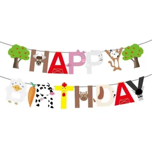 Détail de la bannière Happy Birthday animaux de la ferme avec lettres de vache, cochon et cheval