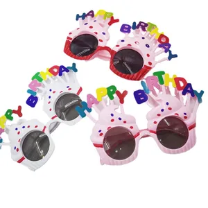 Trois paires de lunettes de fête en forme de gâteau d'anniversaire rouges, blanches et roses
