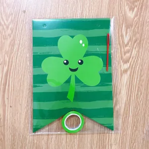 Detalle del kit de San Patricio con pancartas de trébol, cinta y aguja en envase