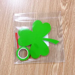 Kit decoración trébol San Patricio con tarjeta de trébol verde y aguja de plástico roja