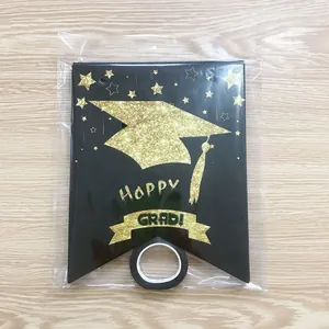 Bannière de remise des diplômes Happy GRAD avec étoiles dorées et ruban noir