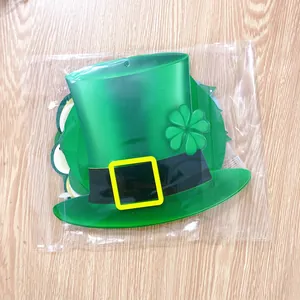 Detalle de decoración de sombrero de leprechaun para San Patricio con trébol empaquetado