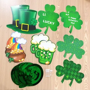 Detalle de decoraciones colgantes de San Patricio con tréboles y sombreros
