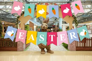 Detalle de banderines de Felices Pascuas con colores macaron y motivos de conejos en mall