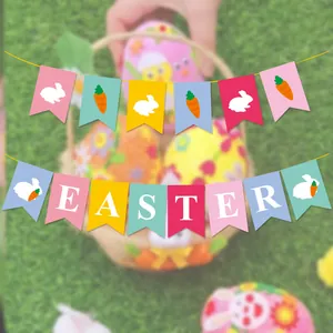 Detalle de guirnalda de Pascua con banderines de conejo, zanahoria y letras EASTER