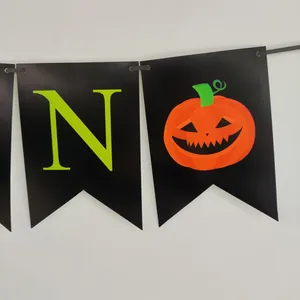 Striscione Happy Halloween con bandiere nere a coda di rondine e zucche arancioni festive