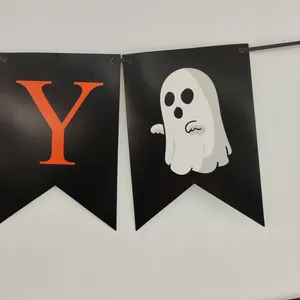 Striscione Happy Halloween con lettera Y arancione e fantasma bianco su bandierine nere