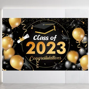 Achtergronddoek voor afstuderen 2023 met zwart-gouden ballonnen en een afstudeerhoed