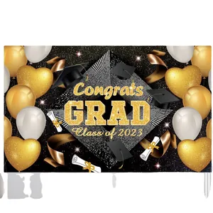 Zwart-gouden Congrats GRAD 2023 afstudeerachtergrond met ballonnen en afstudeerhoeden