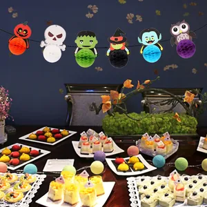 Bannière Halloween avec citrouille fantôme et monstre en papier alvéolé tridimensionnel