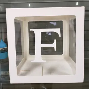 Vue détaillée d'une boîte à ballons blanche transparente avec la lettre F pour fête