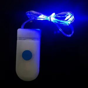 Dettaglio delle luci a LED blu in filo di rame con contenitore per batterie in plastica