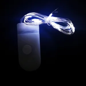 Dettaglio macro di luci a LED in filo di rame con scatola per batterie a bottone