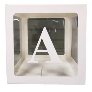 Boîte à ballons blanche avec fenêtre transparente et lettre A pour fête de bébé