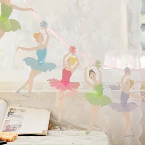 Ballerina-Girlande mit bunten Tänzern und Tüllröcken für den ersten Mädchengeburtstag