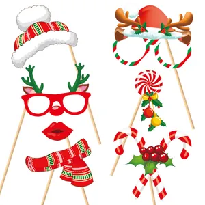 Detailaufnahme von 28 Weihnachts-Fotorequisiten mit Weihnachtsmann- und Rentier-Motiven