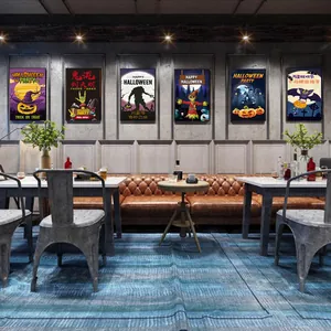 Détail de six affiches d'Halloween avec citrouilles et épouvantails sur un mur de salle à manger