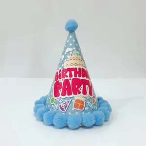 Detail van blauwe verjaardagsmuts met stippen, pompons en feestelijke decoratie