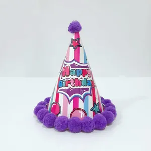 Detail van kinderfeestmuts met paarse pompons en kleurrijk verticaal streeppatroon
