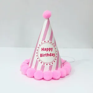 Detail van roze gestreepte feesthoed met zachte pompons en Happy Birthday tekst