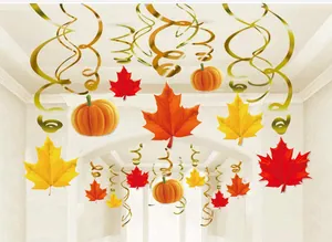 Détails des spirales de feuilles d'érable et citrouilles pour décoration de fête d'automne