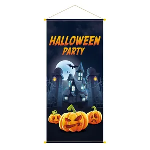 Bannière verticale Halloween Party avec citrouilles, chauves-souris et château sur fond bleu