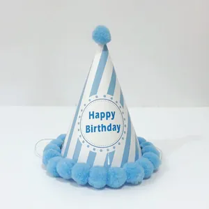 Detail van de hemelsblauwe gestreepte feestmuts met pompons en Happy Birthday tekst
