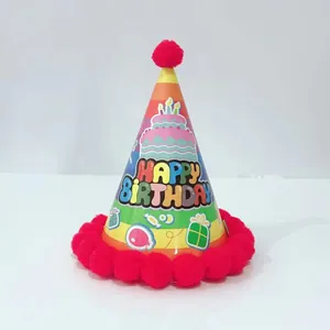 Detail van een kleurrijke gestreepte feesthoed met pompons en taartpatronen voor kids