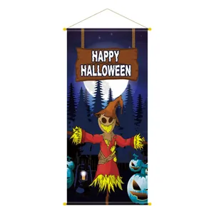 Détail de bannière d'Halloween avec épouvantail, citrouille et fond de ciel étoilé bleu