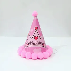 Roze prinsessen feesthoed met pluizige pompons en kroonontwerp voor verjaardag
