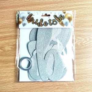 Detailansicht der silbernen Bride to Be Girlande in Klarsichtverpackung mit Klebeband