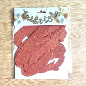 Details des roségoldenen Bride to Be Banners in seiner Original-Klarsichtverpackung