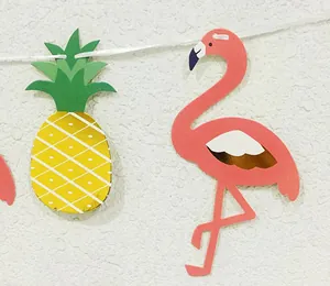Dettaglio dello striscione tropicale con ananas e fenicottero con ala dorata
