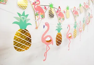 Dettaglio ghirlanda con fenicottero e ananas dorato per decorazioni festa Hawaii