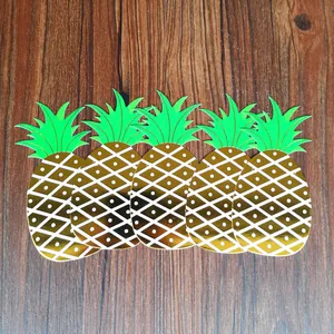 Dettaglio di 5 cartoncini dorati per striscione a forma di ananas su fondo legno