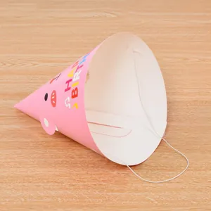 Cappellino da festa rosa in carta con orsetto e scritta Happy Birthday per bimbi