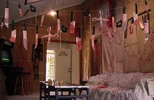 Striscione di Halloween spaventoso con armi insanguinate per decorazioni di feste