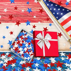 Patriotische Geschenkbox mit roten weißen blauen Sternen für den US-Unabhängigkeitstag
