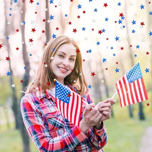 Frau hält USA-Flaggen mit rot-weiß-blauem Stern-Konfetti für die Unabhängigkeitstag-Deko