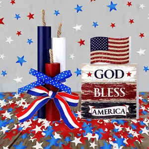 Nahaufnahme von God Bless America Holzblock und patriotischen Deko-Feuerwerkskörpern