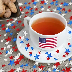 Nahaufnahme von rot, weiß und blauem Sternenkonfetti für amerikanische Dekoration