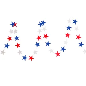 Détail de guirlande d'étoiles rouges blanches bleues pour fête du 4 juillet