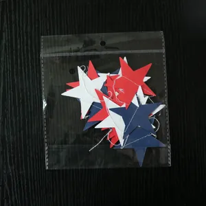 Détail de la guirlande d'étoiles rouge blanc bleu pour la fête nationale américaine