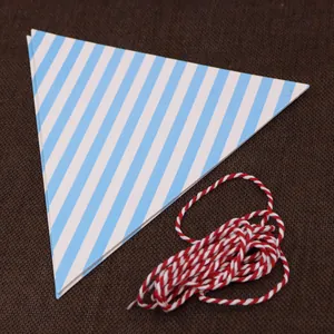 Dettaglio bandierina a righe bianche e blu con cordoncino per feste di compleanno
