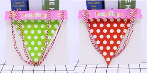 Dettaglio di bandierine triangolari a pois bianchi nei colori verde e rosso