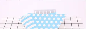 Dettaglio di ghirlande a triangolo azzurre a pois per decorazioni di feste e compleanni