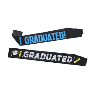Set de bandas de graduación negras con texto azul e iconos académicos dorados